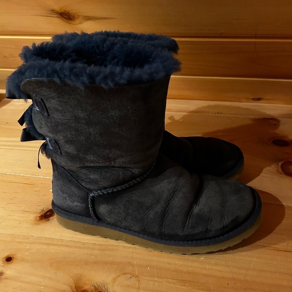 Women’s Uggs size 7 - Picture 2 of 8